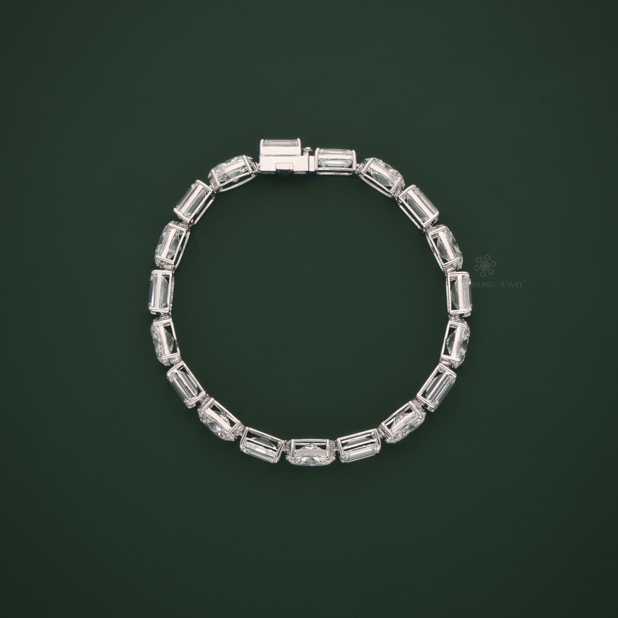 Pear-shaped diamond pendant